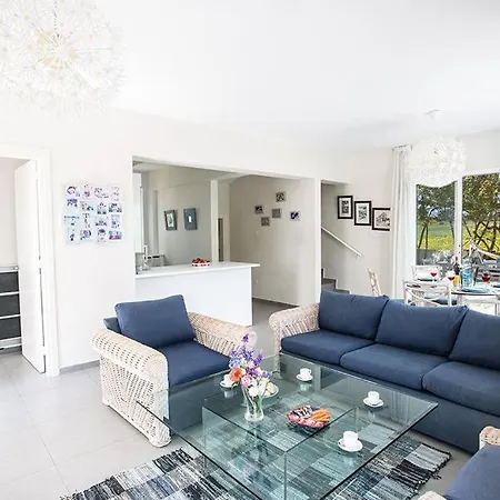 Vilă Efsta - Beautiful 3 Bedroom - Pool With Lawned Gardens