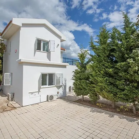 Efsta - Beautiful 3 Bedroom - Pool With Lawned Gardens *