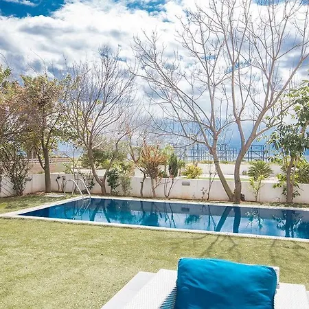 Efsta - Beautiful 3 Bedroom - Pool With Lawned Gardens Vilă