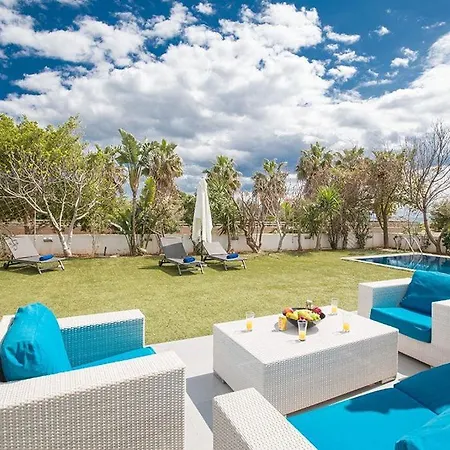 Efsta - Beautiful 3 Bedroom - Pool With Lawned Gardens