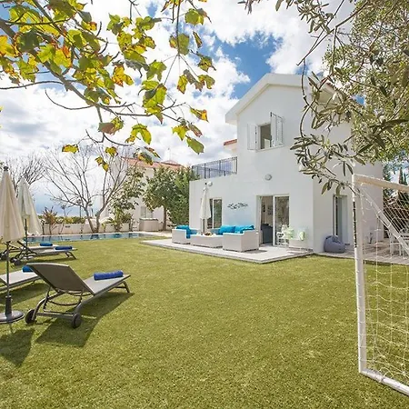 Efsta - Beautiful 3 Bedroom - Pool With Lawned Gardens Villa