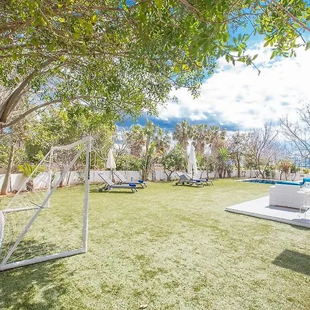 Efsta - Beautiful 3 Bedroom - Pool With Lawned Gardens