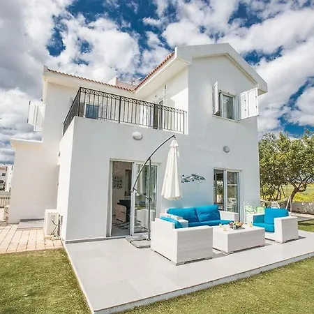 Efsta - Beautiful 3 Bedroom - Pool With Lawned Gardens *